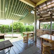 小高い丘にあるため、心地よい風が吹き抜けるテラス席でいただく料理やスイーツは格別。アレルギーに配慮した米粉を使用した『シフォンケーキ』などもあり、ティータイムにも利用できます。