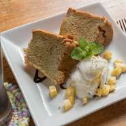 季節の果物の果汁を配合しているため、その時期ならではのシフォンケーキを楽しめます。人気はシークワーサーと赤く酸味のあるローゼルのシフォンケーキ。セットの場合は、コーヒーか紅茶から選べます。