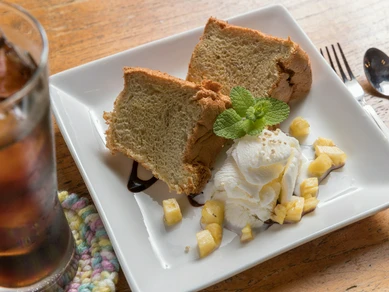 旬のフルーツの果汁入り。アレルギーフリーの米粉を使用した『シフォンケーキ』