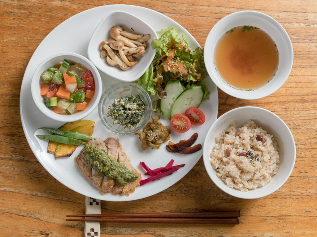 様々なヘルシー料理を一度に味わえる、人気の週替わり『おまかせランチプレート』