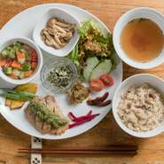 9品の料理にご飯、スープ、サラダがついた彩り綺麗なランチプレート。メイン料理、煮物、炒め物、漬物、あえ物など、野菜をふんだんに使用した、自家製のヘルシーな料理を少しずつ味わえるメニューです。