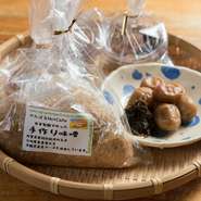 地産地消の料理を目指し、今帰仁産または沖縄産の無農薬、無添加の野菜をできるだけ使用。低カロリーな野菜を多用した料理を提供しています。写真は、手づくりの味噌と自家製梅の梅干し。
