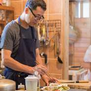 自宅にお客様を招いたような気持ちで、精一杯のおもてなしを心がけています。居心地の良いのんびりとした雰囲気の店内で、ゆっくりと食事を味わいながらくつろぎのひとときをお過ごしください。