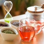 健康志向の方から、美容に関心を持つ人びとからも高い注目を集めている「漢方茶」。オリジナルの「ブレンド漢方茶」を多数用意。飲みやすく香りも良いと好評です。