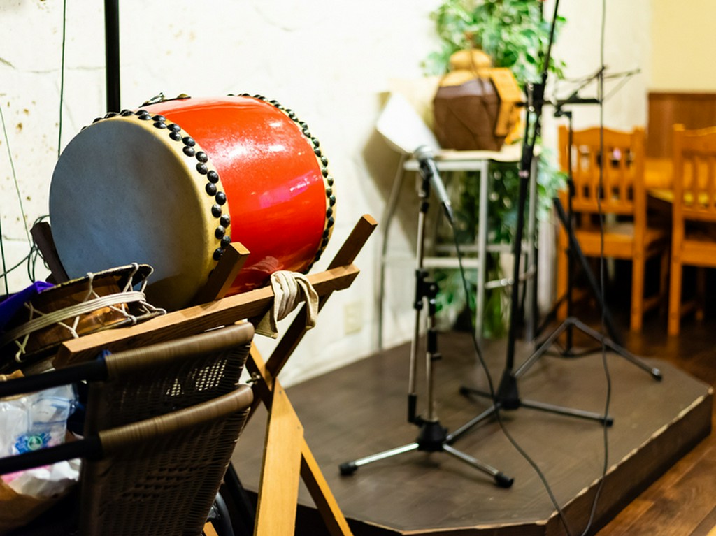 沖縄気分を盛り上げてくれる、毎日開催の島唄ライブ