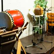 1ステージ約20分の島唄ライブが毎日、一日に2～3回開催されます。ある程度のリクエストもOK。開催の時間は毎日異なりますので、興味のある方は店舗に確認ください。