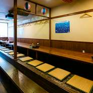 靴を脱いで食事ができる小上がりの掘りごたつ席があり、お子様連れのファミリーに利用しやすいと好評。大人も子どもも満足できる豊富な料理が揃っており、家族揃っての団欒に最適です。