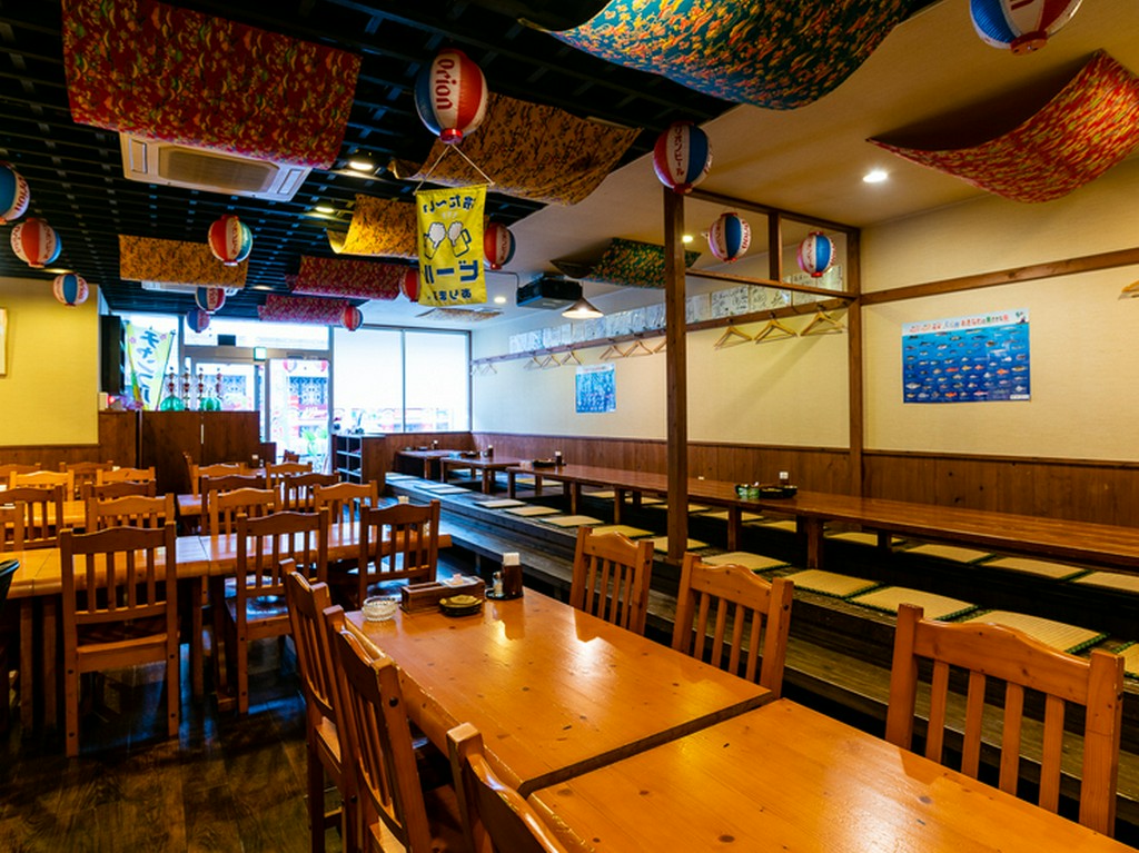 明るく、楽しく過ごせる、沖縄情緒漂うダイニング