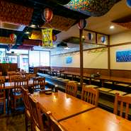 天井にあしらわれた紅型生地が沖縄らしさを演出。地元の方はもちろん、観光客にも人気の店。普段使いのデートから、旅の思い出づくりまで、幅広いシーンで利用できます。