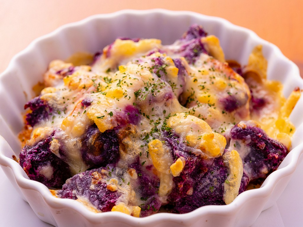 紅イモとベーコンのチーズ焼き