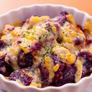 県産紅芋ととろけるチーズが女性に人気。