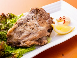 肉汁たっぷり、食べ応えのある『本ソーキの黒胡椒焼き』