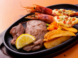 沖縄県産の和牛とプリプリ食感の大ぶりな赤エビ