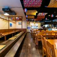 紅型生地があしらわれた天井、毎日行われる島唄ライブが沖縄感を演出。沖縄らしい雰囲気の中、みんなで和気あいあいと盛り上がれます。各種宴会にいかがですか。