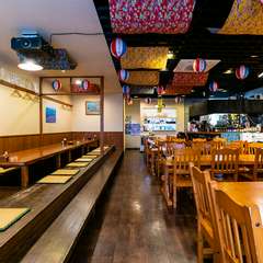 美味しい沖縄料理と地元のお酒を囲んで、にぎやかなひととき