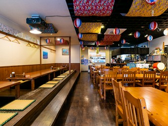 美味しい沖縄料理と地元のお酒を囲んで、にぎやかなひととき