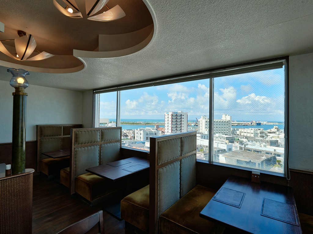 大きな窓から綺麗な景色を見ながら過ごす、特別な時間