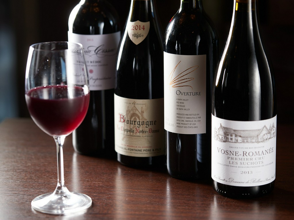 銀座の業者から厳選して仕入れる、肉料理と相性の良いワイン