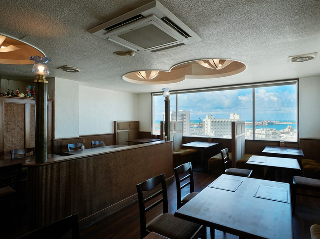 明るく、開放感のあるダイニングフロア