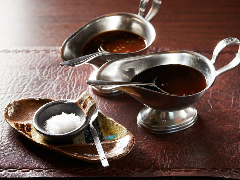 石垣の天日干しの塩、西洋わさびソース、玉ねぎソースなど