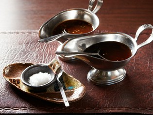 石垣の天日干しの塩、西洋わさびソース、玉ねぎソースなど