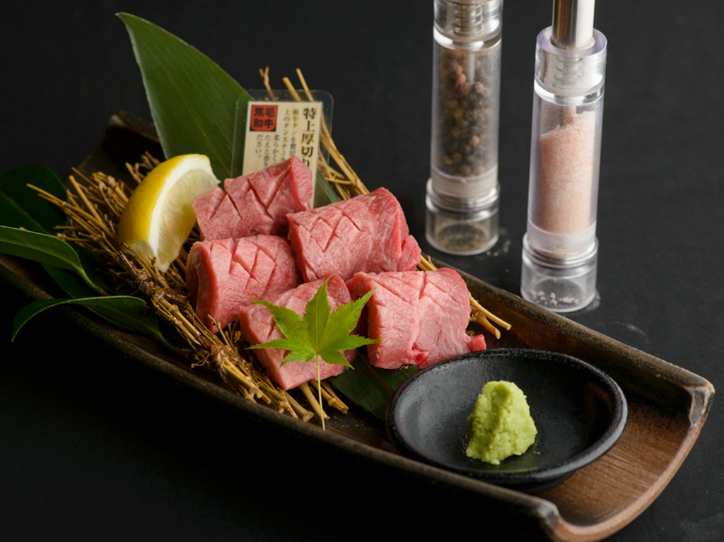 ボリュームのある厚切りタンを贅沢に味わう『特上厚切り和牛タン』