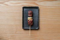 お肉の人気部位を串に。