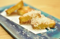 実は７～８回低温でじっくり揚げて旨味の詰まったさつまいもの天ぷら。