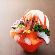 全10種類以上のネタを使った、福井県一豪華で迫力のある海鮮丼。毎年、多くの観光客がこの海鮮丼を目指してご来店されます！ボリューム、味、見た目が揃ってインスタ映えもバッチリです！楽しい旅の思い出に是非！