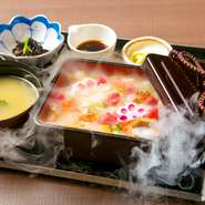 洗練された和モダン空間が広がる店内。ご夫婦やカップルで水入らずのひと時をお過ごしいただけます。三国の豊富な食材をはじめ、地元の漁師や海女が採った海の幸を使用した海鮮料理を、どうぞ存分にご堪能ください。