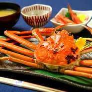 茹で立ての釜揚げ越前ガニを始め、セイコガニ重、蟹グラタンなど様々なカニ料理を提供しています！夜のコースは地元の方も接待で使用されるなど、県内外の方にご利用頂いていおります。