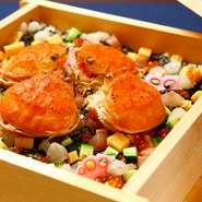 福井県内で最も豊富なカニ料理を提供している「みくに隠居処」。セイコガニの宝楽蒸しやせいろ蒸し料理、越前ガニの塩釜焼き「かまくら」など多数の名物料理がございます。なお、名物料理は夜限定となります。