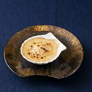 名物カニグラタン。高級チーズを使用した手作りグラタン。数量限定。年内はセイコガニを使用し、年明けはズワイガニを使用します。