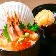 「赤いルビー」の別名を持つ三国産甘海老をふんだんに使用した一品。甘海老だけでな味にメリハリが無くなるので、本マグロや胡瓜を賽の目上にカットしたものをバランスよく配合。最後まで美味しく食べられます！