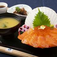 こだわりのサーモンといくらを贅沢に使用した海の親子丼。少し甘めの自家製の煮切り醤油をかけて食べると絶品です。