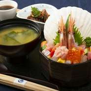 ブランドふくい甘海老、越前まぐろ、真鯛、サーモンなど贅沢な海鮮ネタを散りばめた海鮮ばらちらし。