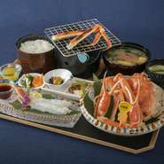 不動の人気No1御膳！越前がにを1杯丸ごと使用した蟹御膳になります。茹蟹、蟹刺し、焼蟹を少しずつ全て楽しむことが出来る嬉しい内容。せいこがにの甲羅盛り(2,300円)のトッピング出来ます。