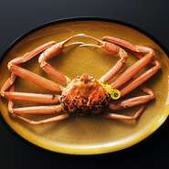 国内最上級品質の三国産越前がにを使用。茹蟹専用で開発した特製塩を100％使い、秘伝の茹で加減で茹で上げます。ご要望に応じてスタッフがお客様の目の前で蟹剥きサービスをさせていただきます。