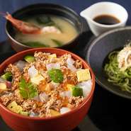 国内最上級品質の三国産越前がにを使用。毎朝、生きた蟹を茹蟹専用に開発した特別な塩で茹で上げ、職人が一匹一匹丁寧に手剥きした身や珍味部分を使用します。(小)4,800円／(中)5,800円／(大)7,000円／(特)8,400円