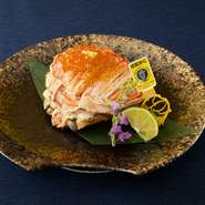 蟹剥きが苦手な方に大人気の「せいこ蟹の甲羅盛り」。毎朝、蟹を茹で上げ出来立ての甲羅盛りをご提供いたします。2,800～4,000円