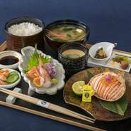 本日のお造り３種に甲羅盛りが付いた御膳。年間で1000食以上出る超人気の甲羅盛り御膳！めおと蟹グラタン1,000円のトッピングで更に豪華にできます。売切れになる日もございますので事前のご予約をお勧めします。