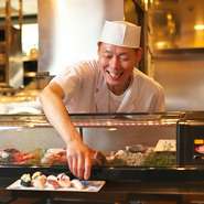 和食の基本を大切に、新鮮な食材を誠実な仕事で見事な日本料理に仕立ててくれる三代目。心地良い接客で、家族や友人達と過ごす大切な日を、より良いものへと導いてくれます。