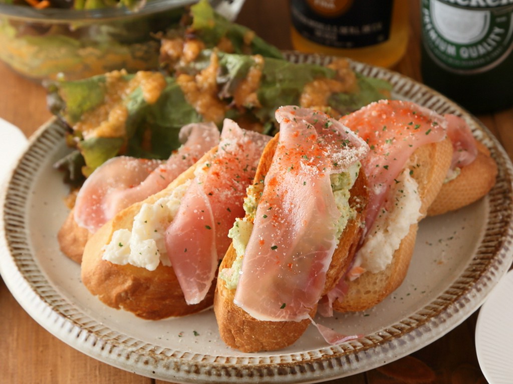 見た目も可愛らしい！　『生ハムとポテトサラダのオープンサンド』