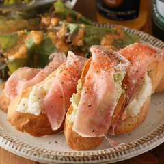 見た目も可愛らしい！　『生ハムとポテトサラダのオープンサンド』