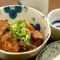 お口の中でホロリと崩れる。柔らかな食感を楽しむ『どて焼き』
