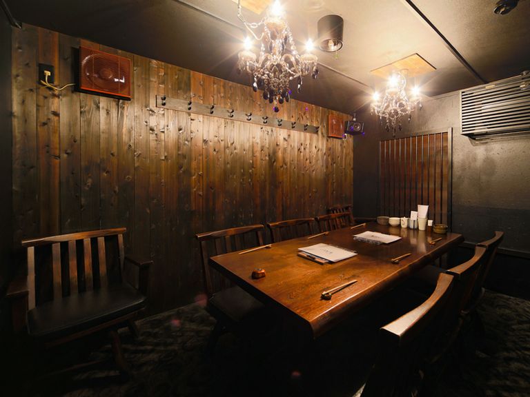 木をふんだんに使った、温もりが感じられるデザインの個室