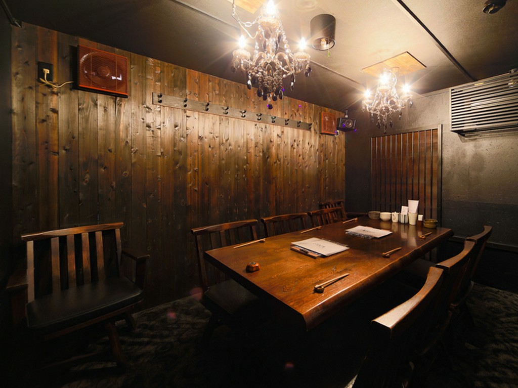 木をふんだんに使った、温もりが感じられるデザインの個室