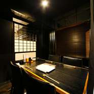 黒系の色を基調とした落ち着いた雰囲気の店内。各席には仕切りがあり、接待などの会食にもおすすめです。広島の新鮮な海の幸と美味しい地酒で、最上級のおもてなしを。