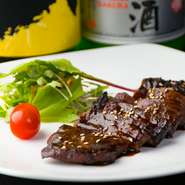 広島名産のかきの殻粉末が入った飼料を食べて育った広島もみじ豚は、柔らかい肉質で、味が濃いのが特徴です。その豚肉を自家製の味噌にじっくり漬け込んで焼き上げた、味わい深い一品。