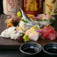 瀬戸内の海で獲れる旬の魚をメインに、その時期に美味しい鮮魚が揃った豪華な一皿。瀬戸内の海の恵みに育まれ、身が引き締まった魚介の刺身は、格別の味わいです。お酒とも相性抜群。